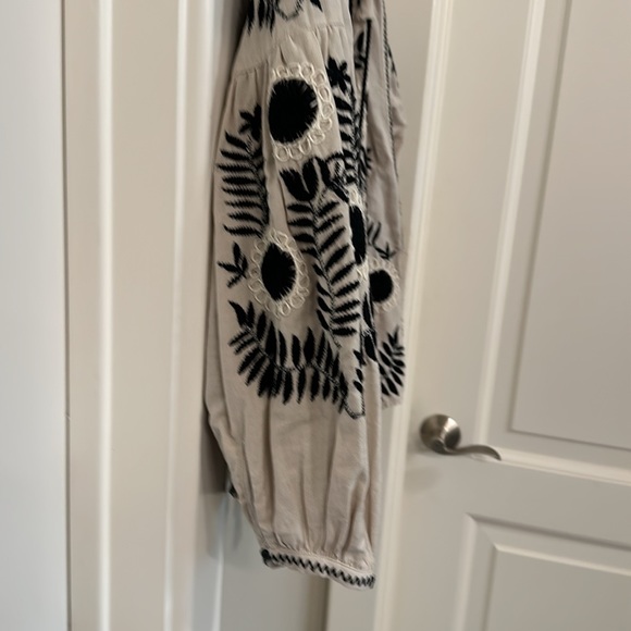 Light weight embroidered jacket - Picture 3 of 10